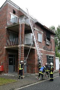 Bild: Aufrichten der Schiebleiter am Brand&amp;uuml;bungshaus