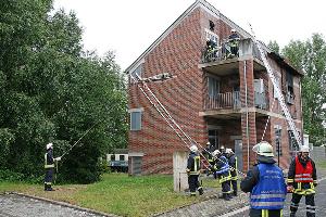 Bild: Mit einem Leiterhebel wird die Person vom Balkon gerettet
