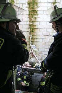 Bild: Retten der abgest&amp;uuml;rzten Person aus einem engen Schacht (aus organisatorischen wurden Arbeits- statt Rettungsleinen verwendet)