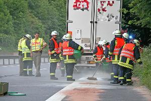 Bild: Der Löschbezirk Dirmingen musste auf der Autobahn A1 ausgelaufenes Motoröl aufnehmen