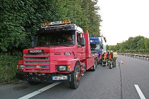 Bild: Ein Spezialunternehmen schleppte den Lastzug von der Autobahn