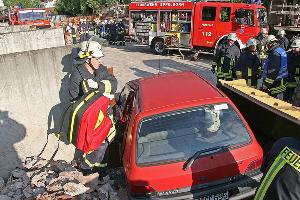 Bild: Ein Sanit&amp;auml;ter der Feuerwehr verschafft sich Zugang zum Fahrzeug