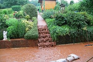 Bild: Das Regenwasser konnte auf den h&amp;ouml;her gelegenen Felder nicht ablaufen und str&amp;ouml;mte auf die Terrasse