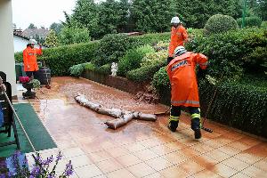 Bild: Mit Sandsäcken wurde das Wasser in Richtung einer Abflussmöglichkeit gedrängt