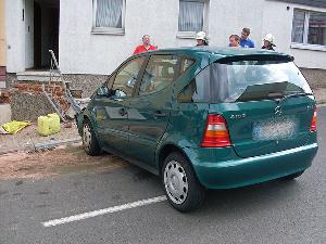 Bild: Der Fahrer dieses Mercedes war von der Fahrbahn abgekommen und gegen eine Treppe geprallt
