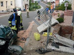 Bild: Treppe und Geländer wurden bei dem Unfall aus ihrer Verankerung gerissen