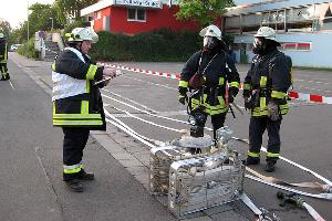 Bild: Mit Atemschutzgeräten drang ein Trupp in die Technikräume im Keller des Hallenbades vor