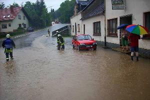Bild: Land unter in der Calmesweiler Stra&amp;szlig;e in Bubach. Der Starkregen sorgte f&amp;uuml;r zahlreiche Feuerwehreins&amp;auml;tze