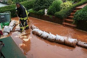 Bild: Das Wasser von den Feldern spülte auch Schlamm auf die Terasse dieses Anwesens