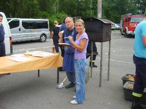 Bild: Heino Molter backte Flammkuchen und Pizza in seinem eigens hierfür gebauten Ofen.  (Foto: Hans-Werner Guthörl)