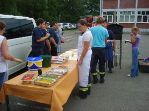 Bild: Feuerwehrfrau Stefanie Kuhn ist immer flei&amp;szlig;ig bei der Sache und hilft gerne. (Foto: Hans-Werner Guth&amp;ouml;rl)