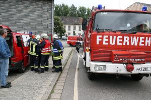 Bild: Einweisen der eintreffenden Kräfte an der Einsatzleitung