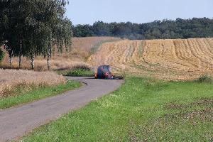 Bild: Dem Bauer gelang es, den brennenden Rundballen abzuwerfen und die Maschine in Sicherheit zu bringen (Foto: privat)