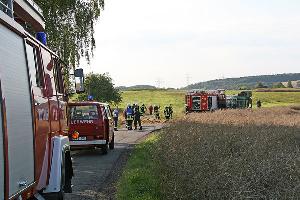 Bild: Feuerwehrfahrzeuge auf dem Feldweg in der Verlängerung der Römerstraße in Mangelhausen