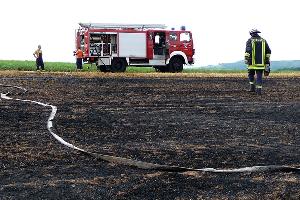 Bild: Ein Feld brannte in der Verl&amp;auml;ngerung der Eiweiler Stra&amp;szlig;e in Wiesbach