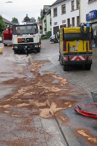 Bild: Über eine Länge von rund 90 Meter war die Urexweiler Straße mit Heizöl verschmutzt
