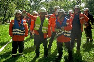 Bild: Besprechung der Gruppenführer mit dem Einsatzleiter