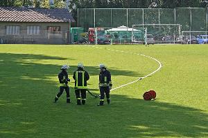 Bild: Verlegen einer Wasserversorgung über den Sportplatz