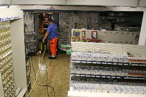 Bild: Mit einer Tauchpumpe und Wassersaugern wurde das Wasser aus dem Keller gepumpt