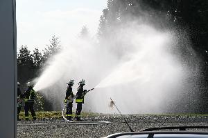 Bild: Bek&amp;auml;mpfung des Fl&amp;auml;chenbrandes im Umfeld der Industriehalle