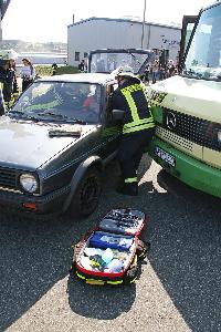 Bild: &amp;Uuml;bungsteil Verkehrsunfall: Erstversorgung des eingeklemmten Fahrers durch Rettungsassistenten der Feuerwehr