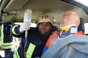 Bild: Medizinische Versorgung des Fahrers durch Rettungsassistenten der Feuerwehr