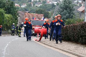 Bild: Verlegen der Schlauchleitung zur Wasserversorgung an der Jahresabschlussübung der Jugendfeuerwehr in Hierscheid