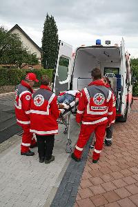 Bild: Abtransport der Verletzten mit den Krankenwagen
