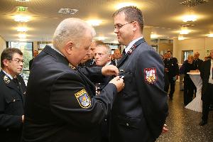 Bild: Kreisbrandinspekteur Werner Thom bei der Ehrung f&amp;uuml;r 25 Jahre aktiven Feuerwehrdienst