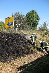 Bild: Löscharbeiten an der Böschung zur Bundesstraße