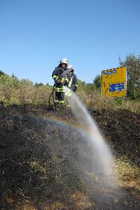 Bild: Löscharbeiten an der Böschung zur Bundesstraße