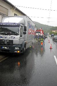 Bild: Eine heißgelaufene Hinterachse war die Ursache für die starke Rauchentwicklung an diesem Lkw