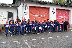 Bild: Die Teilnehmer der Jugendflamme vor dem Feuerwehrger&amp;auml;tehaus in Dirmingen