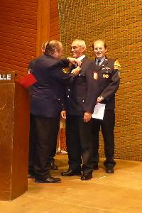 Bild: Auszeichnung für langjährige Mitgliedschaft durch den Landesstabführer