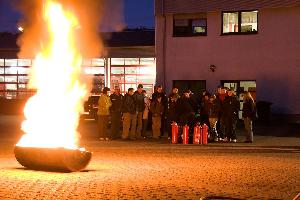Bild: Pflegekr&amp;auml;fte des Seniorenheimes St. Josef in Eppelborn erhielten bei der Feuerwehr eine Brandschutzschulung