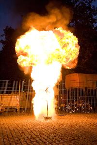 Bild: Fettexplosion durch den L&amp;ouml;schversuch von brennendem &amp;Ouml;l durch Wasser: In der K&amp;uuml;che zuhause eine lebensgef&amp;auml;hrliche Situation