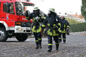 Bild: Ein Trupp der ersten eintreffenden Kräfte geht unter Atemschutz zur Einsatzstelle vor