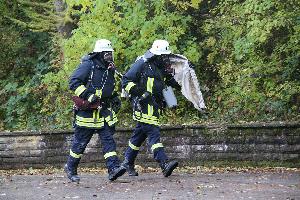 Bild: Ausgerüstet mit Atemschutzgeräten geht ein Trupp zur Einsatzstelle in den Gefahrenbereich vor