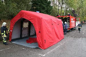 Bild: Aufbau eines Zeltes am Ger&amp;auml;tewagen Atemschutz, in dem die Einsatzkr&amp;auml;fte die Chemikalienschutzanz&amp;uuml;ge anlegen konnten
