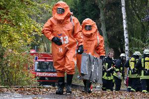 Bild: Ausger&amp;uuml;stet mit speziellen Chemikalienschutzanz&amp;uuml;gen gehen die Einsatzkr&amp;auml;fte des Gefahrstoffzuges zur Einsatzstelle vor