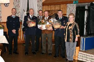 Bild: Für 60 Jahre Dienst in der Freiwilligen Feuerwehr Dirmingen wurde Robert Hinsberger (Bildmitte) geehrt, für Ihr Lebenswerk an der Feldküche wurden Werner Krass (rechts im Bild  mit Ehefrau)und Günther Braun (links im Bild) geehrt  (Foto: Heike Blum)