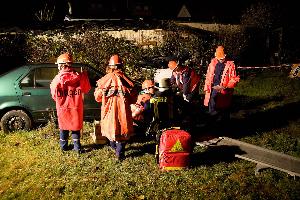 Bild: Jugendfeuerwehrleute aus Wiesbach und Eppelborn bei der Nacht&amp;uuml;bung in Wiesbach