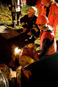 Bild: Versorgung eines Verletzten bei der Nachtübung der Jugendfeuerwehr in Wiesbach