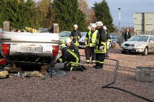 Bild: Bei der Er&amp;ouml;ffnung eines Autohauses demonstrierte der L&amp;ouml;schbezirk Bubach-Calmesweiler die technische Rettung nach einem Verkehrsunfall