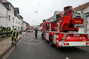Bild: Feuerwehrleute aus Eppelborn, Bubach-Calmesweiler und Illingen waren bei dem Kellerbrand in der Kossmannstra&amp;szlig;e im Einsatz