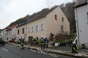 Bild: Beim Eintreffen der Feuerwehr drang der Brandrauch bereits aus dem Dach