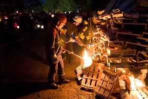 Bild: Entzünden des Martinsfeuers auf dem Schulhof der St.-Sebastian-Schule