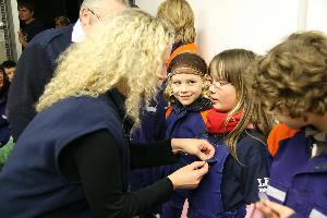 Bild: Jugendbetreuerin Melanie König-Schwan unterstützte den Gemeindejugendbetreuer Karl Paul bei der Überreichung der Auszeichen