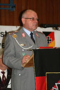 Bild: Begrüßung durch den Kreisvorsitzenden der Reservisten Kreisgruppe Saarland Ost, Wolfgang Neumann.  (Foto: Heike Blum)