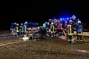 Bild: Der Fahrer eines Pkw war nach einem Zusammenstoß auf der B269 zwischen Bubach-Calmesweiler und Lebach in seinem Fahrzeug eingeklemmt